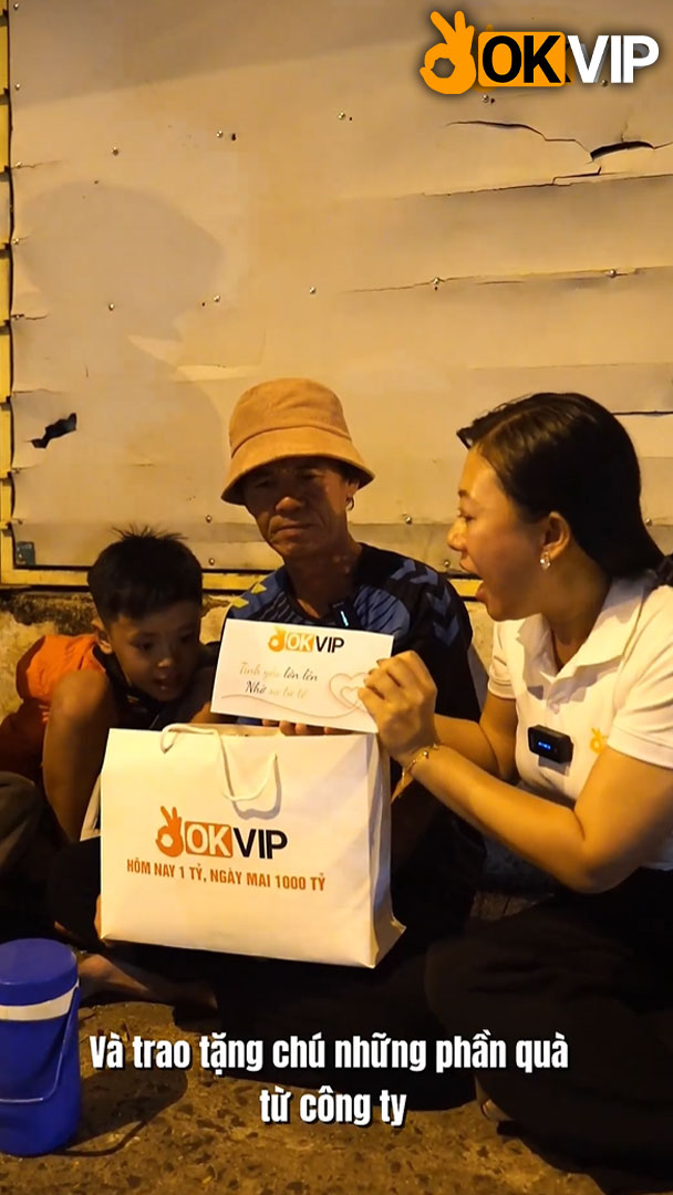 Hoạt động thiện nguyện OKVIP tặng 2 cha con những món quà giá trị